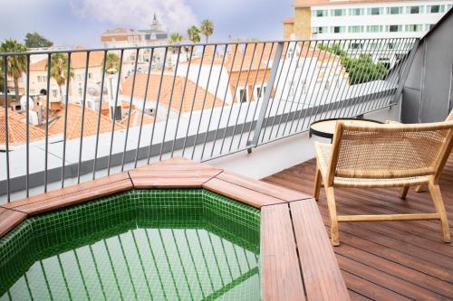 בריכת השחייה שנמצאת ב-Kavia Hotel do Largo או באזור