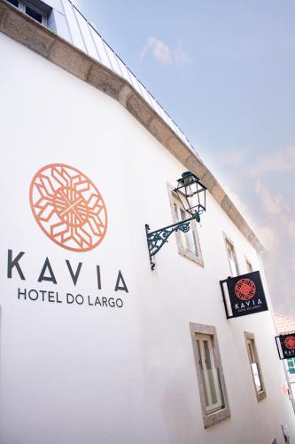a hotel sign on the side of a building at Kavia Hotel do Largo in Cascais