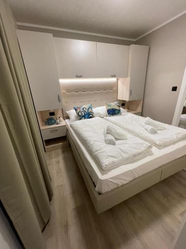 1 dormitorio con 1 cama blanca grande. en Mara's Coast - Frida en Drage