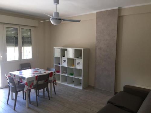 ein Wohnzimmer mit einem Esstisch und Stühlen in der Unterkunft Beach apartments in Campomarino