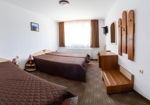 チフリクにあるFamily Hotel Panoramaのベッド2台と窓が備わるホテルルームです。