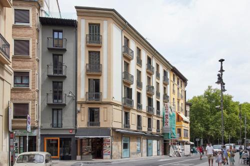 um edifício numa rua da cidade com uma cruz em Hostal Espoz y Mina em Pamplona