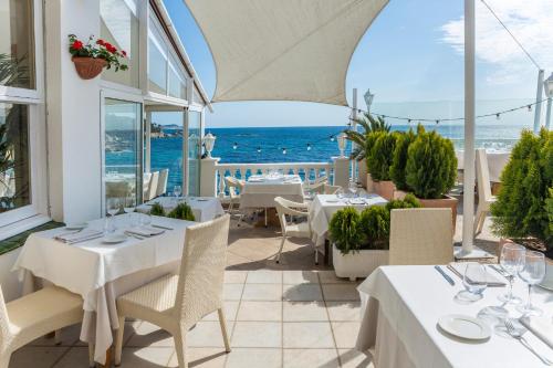 a restaurant with a view of the ocean at Hotel Costa Brava in Platja  d'Aro