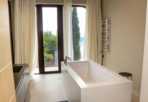 Fotografie z fotogalerie ubytování Luxury 4-bedroom Villa in Black Sea Rama Resort by Flat Mаnager v destinaci Balchik