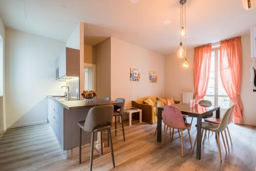 eine Küche und ein Wohnzimmer mit einem Tisch und Stühlen in der Unterkunft Carlina Palace by Varental in Turin