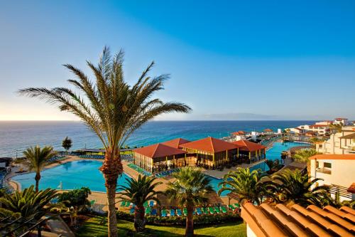 een uitzicht op een resort met een zwembad en de oceaan bij TUI MAGIC LIFE Fuerteventura - All Inclusive in Morro del Jable