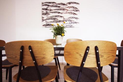 a dining room with two chairs and a table at GROßE-WILDE-BETTEN in Wittdün
