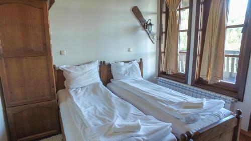Postel nebo postele na pokoji v ubytování Leshtenski Rai Guest House