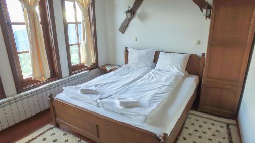 Postel nebo postele na pokoji v ubytování Leshtenski Rai Guest House