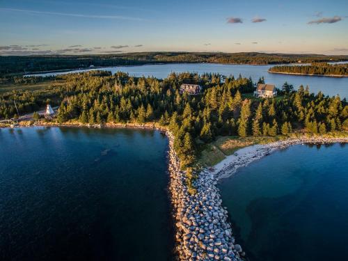 eine Insel inmitten eines großen Wasserkörpers in der Unterkunft Seawind Landing Country Inn in Larrys River