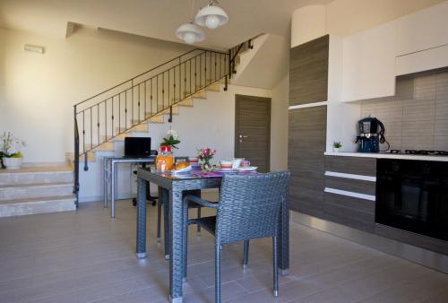 a kitchen with a table and chairs in a room at Villa del Vento in Birgi Vecchi