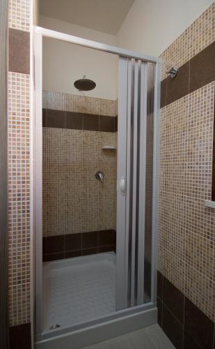 un baño con ducha con bañera en Villa del Vento, en Birgi Vecchi