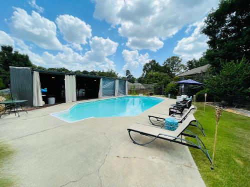 בריכת השחייה שנמצאת ב-Lake Hamilton Pool House with Cabana and NEW hot tub! או באזור