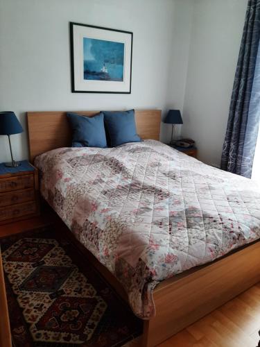 2-Zimmer Apartment Inntalblick في Ampass Unterdorf: غرفة نوم عليها سرير ولحاف
