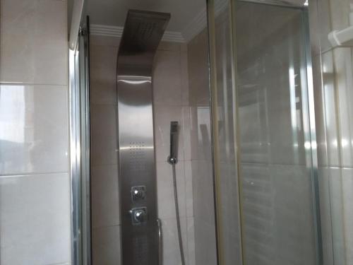 um chuveiro com uma porta de vidro na casa de banho em Vista Alegre em Zarautz
