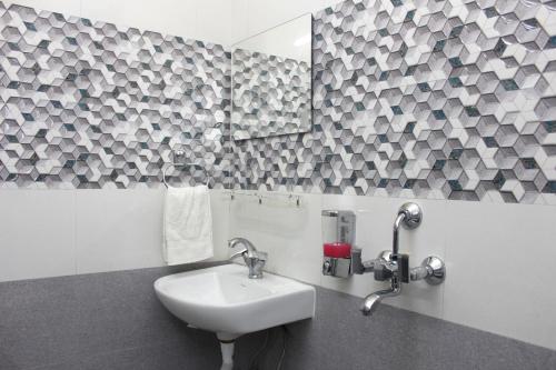 Koupelna v ubytování Sanjiva Suites
