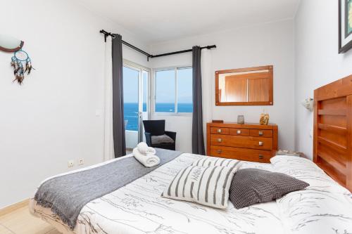 Schlafzimmer mit einem Bett und Meerblick in der Unterkunft Paradise Beach Suite in Adeje