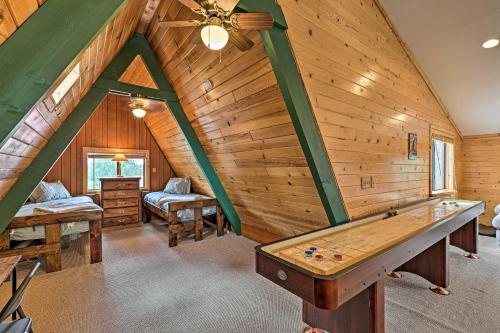 Biliár nebo kulečník v ubytování Hot Tub, Fire Pit and Deck Overgaard Cabin!