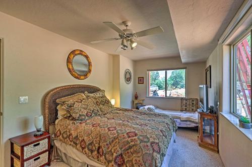 Tempat tidur dalam kamar di Pet-Friendly Getaway by Bell Rock Trail!