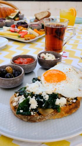una mesa con un plato de comida con un huevo. en Gümrük Urla, en Urla