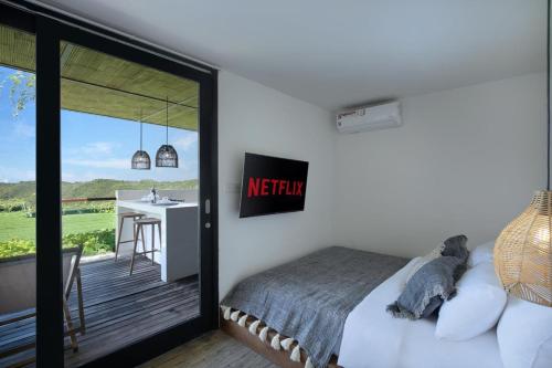 Postel nebo postele na pokoji v ubytování Telescope Resort Lombok