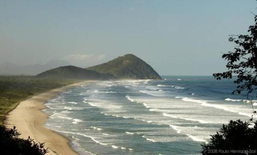 a view of a beach with mountains in the background at Pousada Recanto das Aves in Iguape