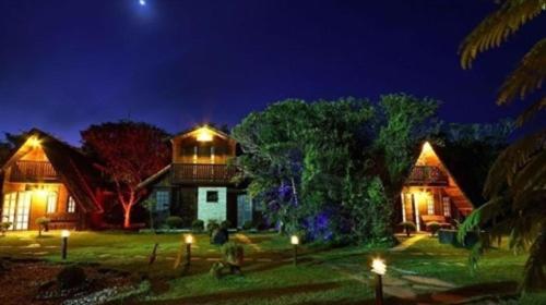 a house at night with lights in the yard at Pousada Recanto das Aves in Iguape