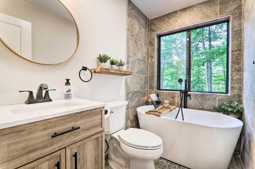 Bilik mandi di Lake and Pool Access Home Near Tobyhanna State Park
