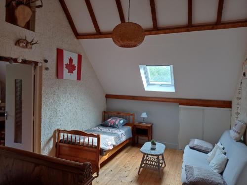 sypialnia z łóżkiem i kanapą w obiekcie chambre campagnarde du grès rouge de BEAUVAL w mieście Beauval