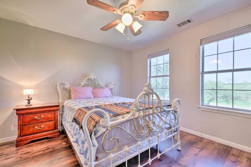 Postel nebo postele na pokoji v ubytování Game Room and Dock Waterfront Granbury Lake Retreat