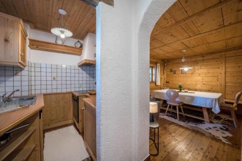 Dapur atau dapur kecil di Thaler-hof Ferienhaus Lärchnhittl