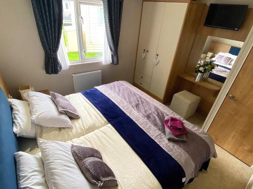 a bedroom with a bed and a couch in it at Meadow Lodge in Scarborough