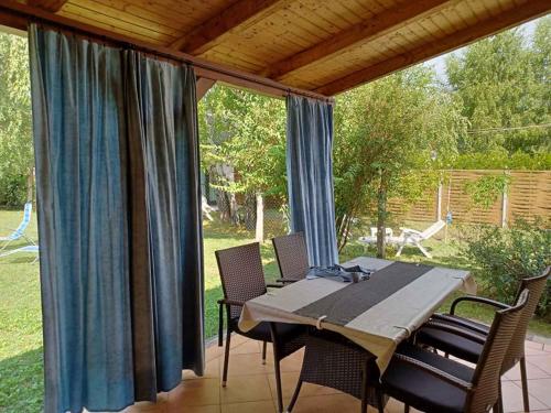 Vonkajšia záhrada v ubytovaní Holiday home Balatonkeresztur 12