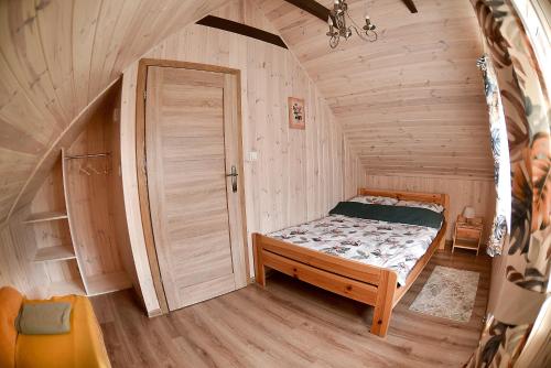 En eller flere senge i et værelse på Domek letniskowy Nad Stawem