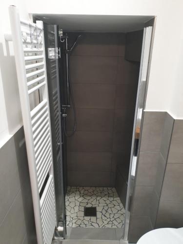 Residenza Azzurra في كاتوليكا: حمام مع دش مع المشي في الدش