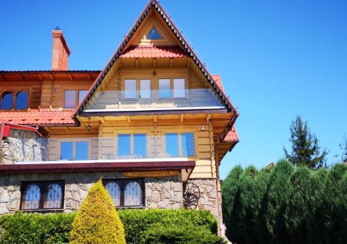 a large house with a tile roof at Krasna Chata Maniowy in Maniowy
