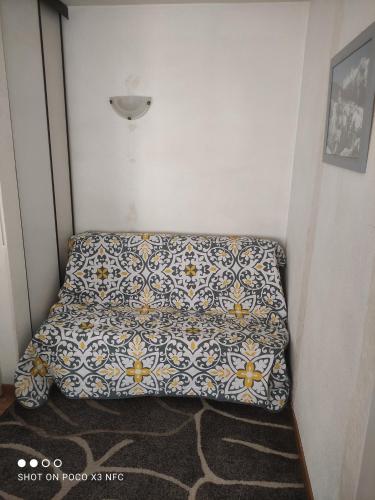 Bett in einer Ecke eines Zimmers in der Unterkunft Studio 4 personnes + parking privé in Cauterets