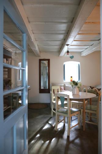 a dining room with a table and chairs at Dejavu Ház in Szentantalfa