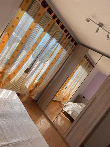 een slaapkamer met een spiegel en een bed in een kamer bij House Dongo 2021 in Dongo