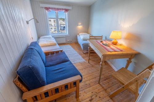 ein Wohnzimmer mit einem Sofa und einem Tisch in der Unterkunft Lofoten Å HI hostel in Å