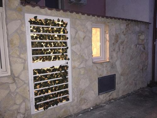 un muro con un mucchio di bottiglie di vino di La Pietra a Bari