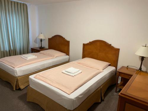 En eller flere senger på et rom på Hotel Majovey