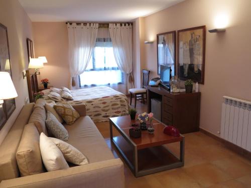a living room with a couch and a bed at Hotel Era Conte in Bierge
