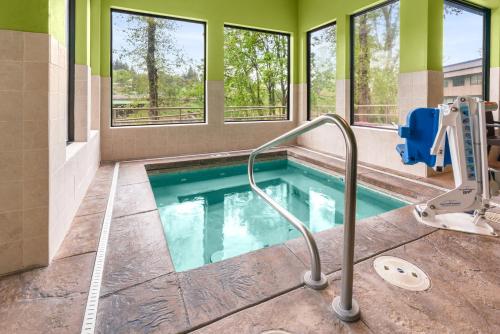a swimming pool in a building with a pooliterator at Holiday Inn Express Portland SE - Clackamas Area by IHG in Gladstone