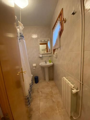 ein kleines Bad mit einem Waschbecken und einem WC in der Unterkunft Casa Joan 2Pax in Barruera