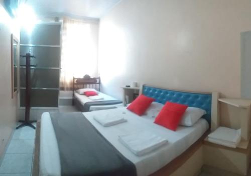 OYO Hotel Macedo tesisinde bir odada yatak veya yataklar