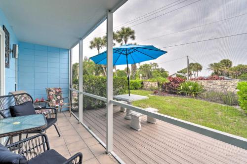 Zahrada ubytování Longboat Key Condo with Lanai Walk to Beach and Shops