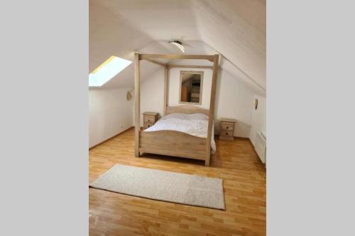 Bernissart的住宿－Au petit ravel Loft cosy au coeur de la nature，一间卧室配有一张床和镜子