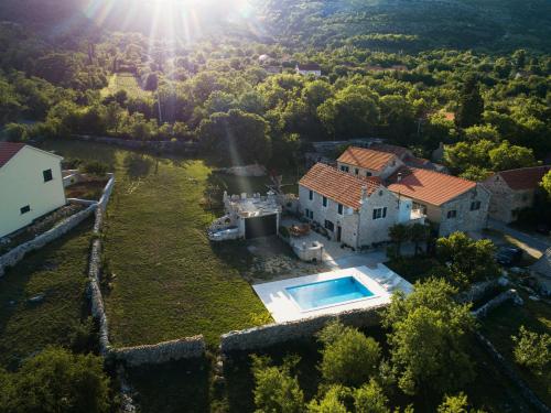 una vista aérea de una casa con piscina en Holiday home Leptir, en Siverić