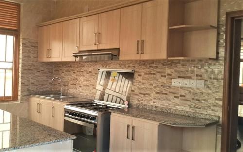  Maison de Passage - Isaro Passage House - Vacation Rental In Kigali -  Chambre  photo :   Tea/Coffee maker    Shower    Bath                           